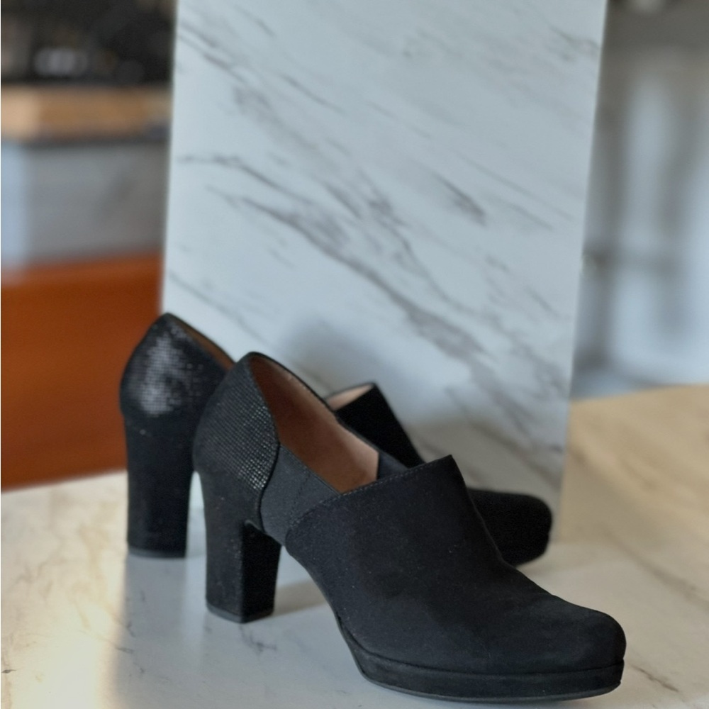 Pas de Rouge Black Slip-On Women’s Heels - Picture 3 of 8